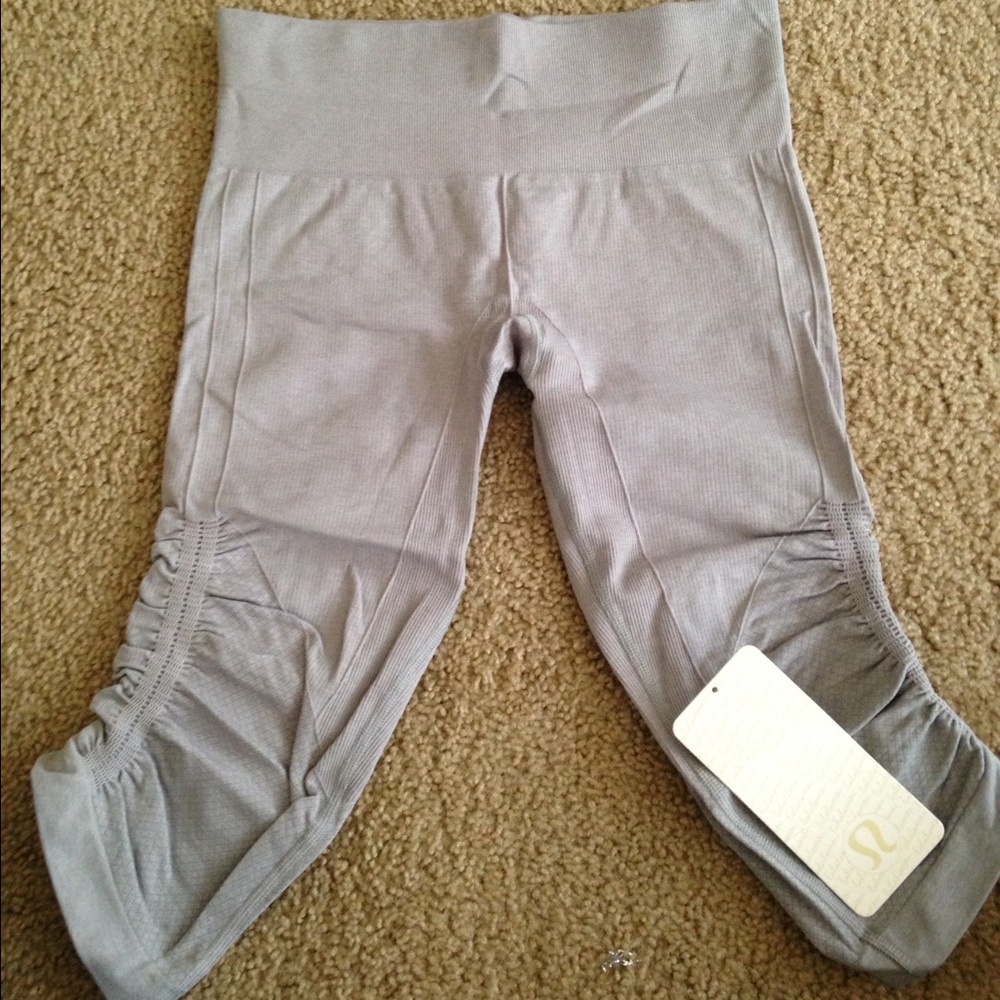 Lululemon In the Flow II Crop!!
