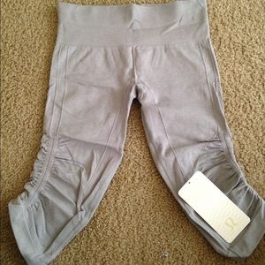 Lululemon In the Flow II Crop!!