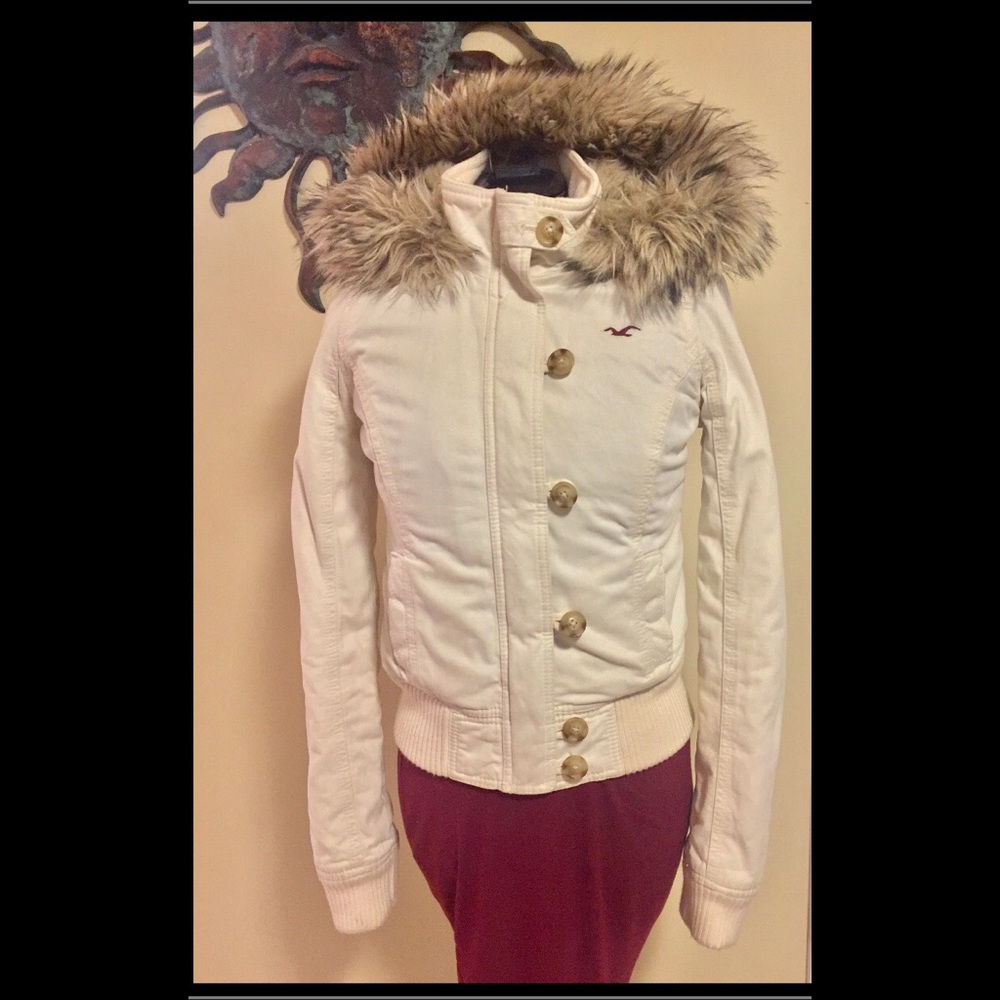Hollister cream fur jacket size S & M. Like new 😘