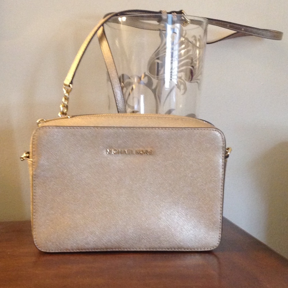 Michael Kors jet set cross body. Gold