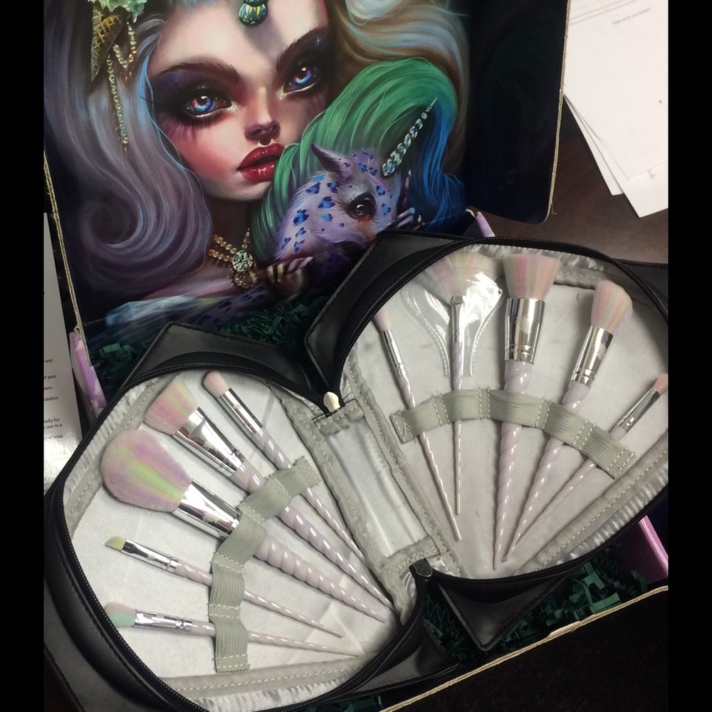 Unicorn Lashes UK: Unicorn makeup brushes w/ case