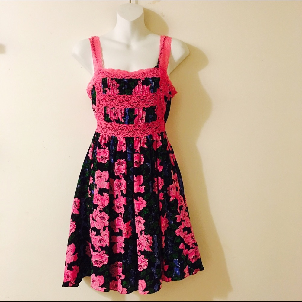 🎀HOUR SALE Betsey Johnson Floral & Lace dress 👗
