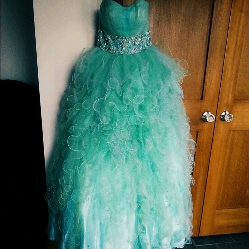 PROM DRESS! - Picture 2 of 4