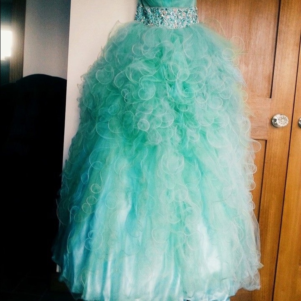 PROM DRESS! - Picture 4 of 4