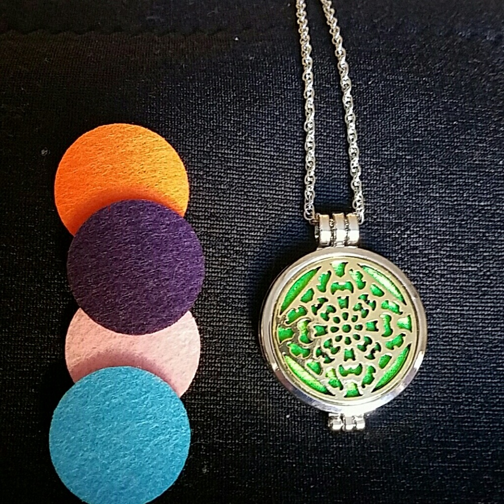 Oil diffuser necklace