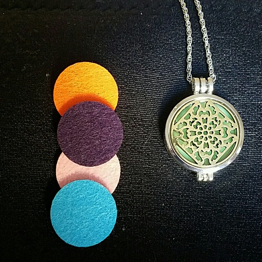 Oil diffuser necklace - Picture 2 of 2