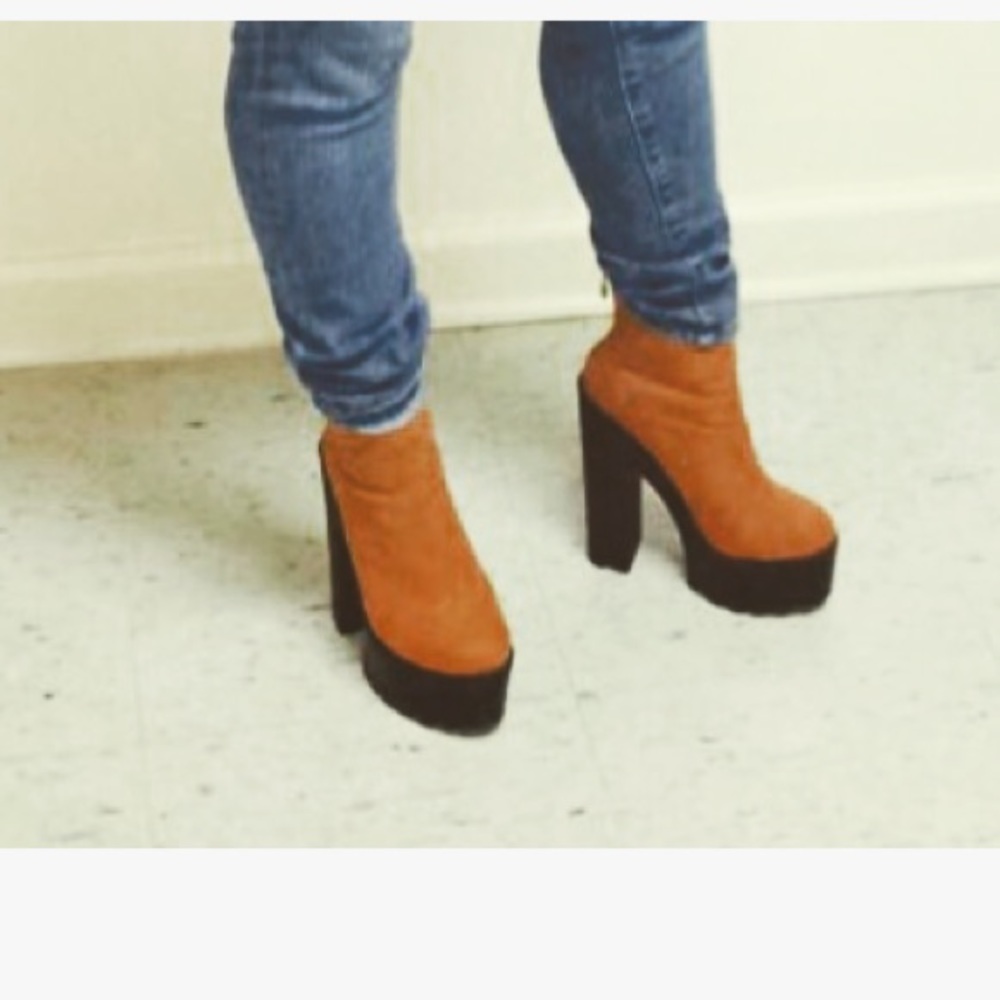 Bulky platform heel