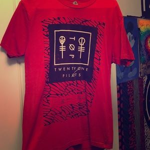 Large red twenty one pilots short sleeve tee |-/