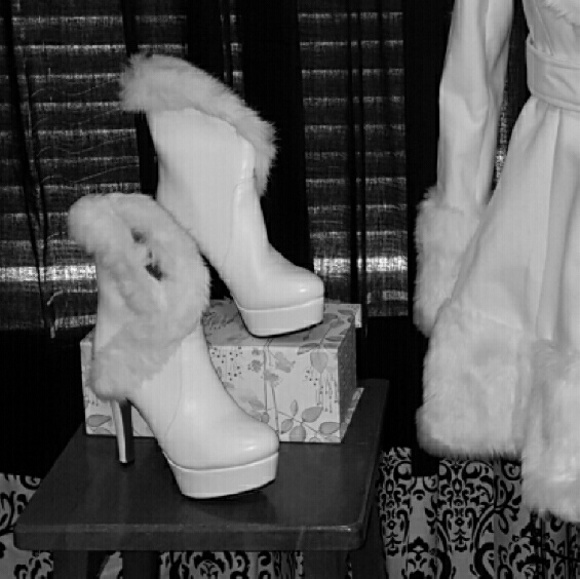 Real rabbit fur trimmed white boots - Picture 1 of 4