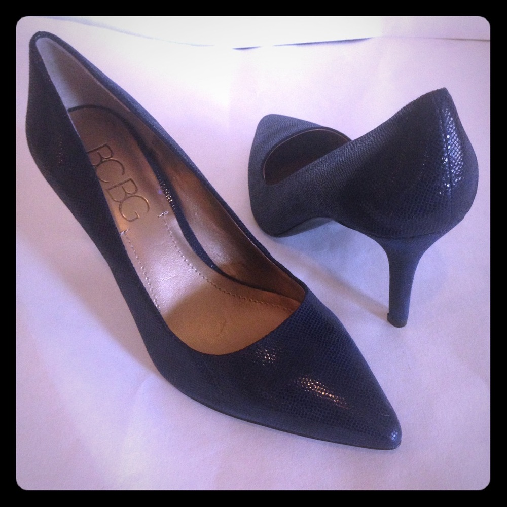 BCBG Paris blue 7 snake leather NEW Pointy heels