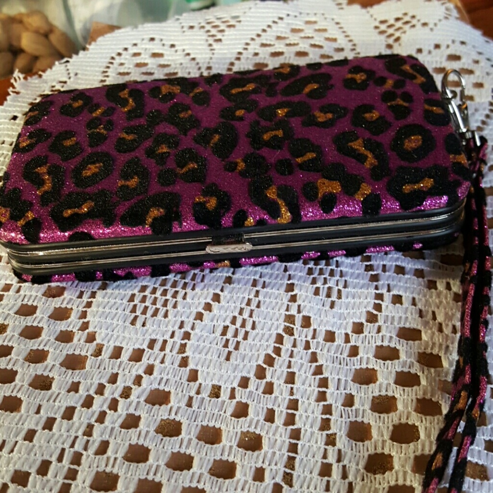 DAZZLING PINK LEOPARD WRISTLET