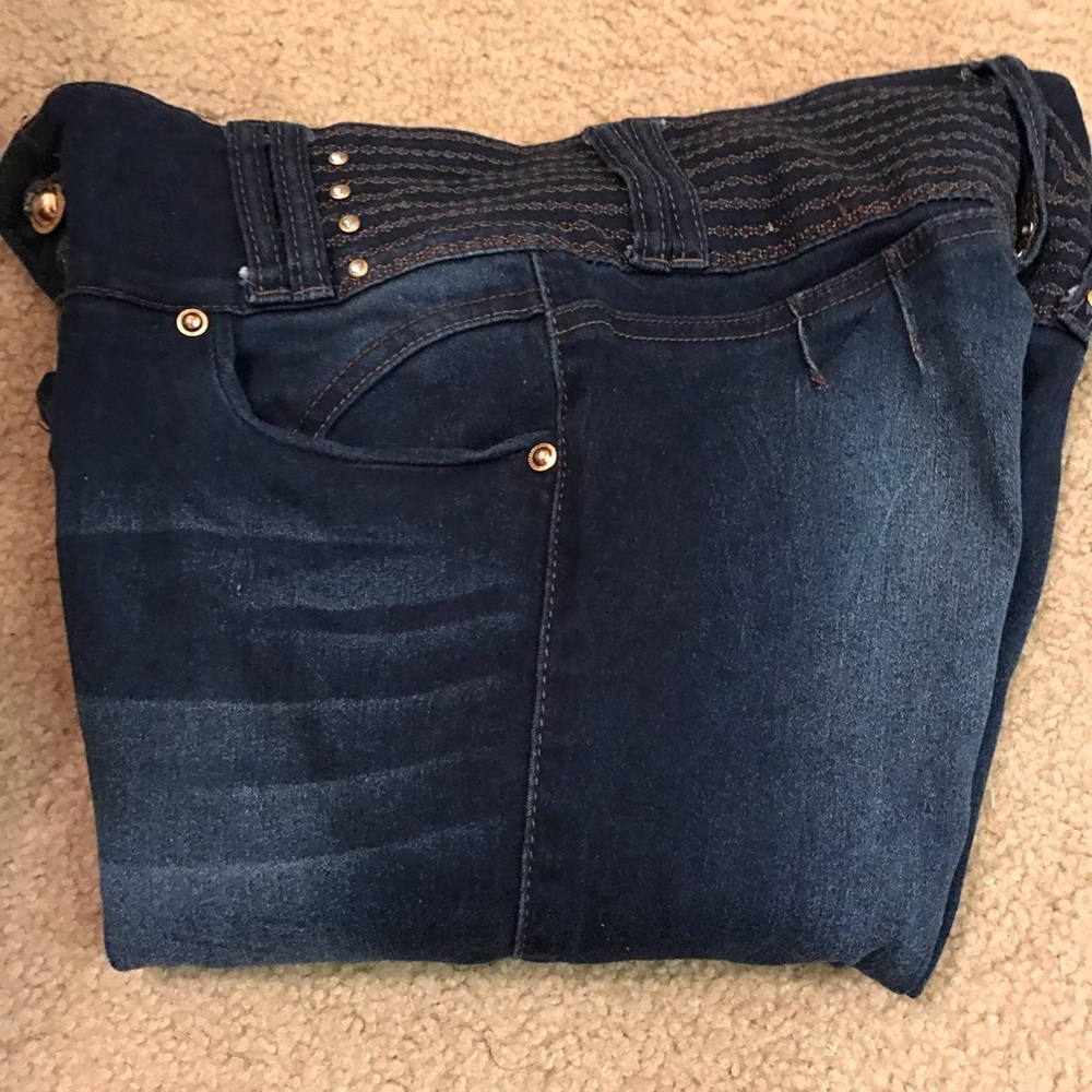 Dark denim jeans with gold buttons