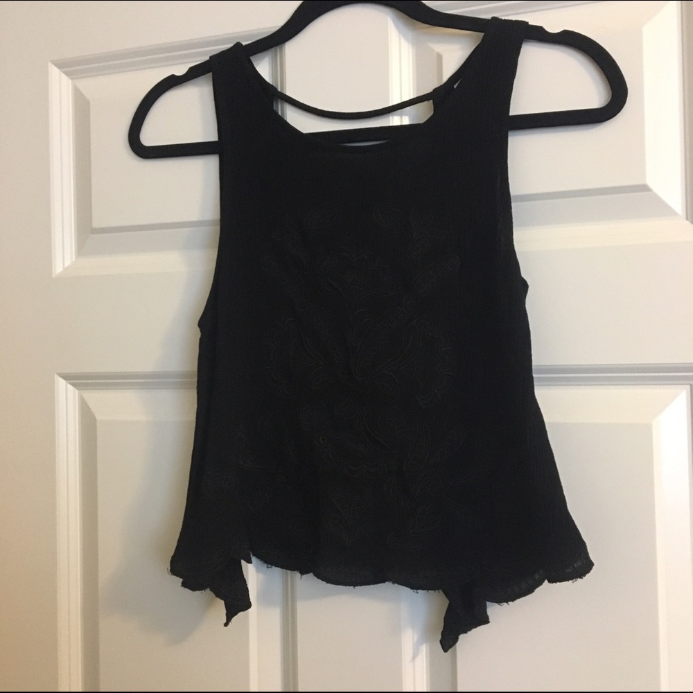 Black detailed crop