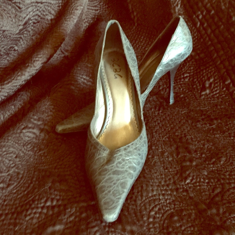 BCBG Paris gray pumps leather
