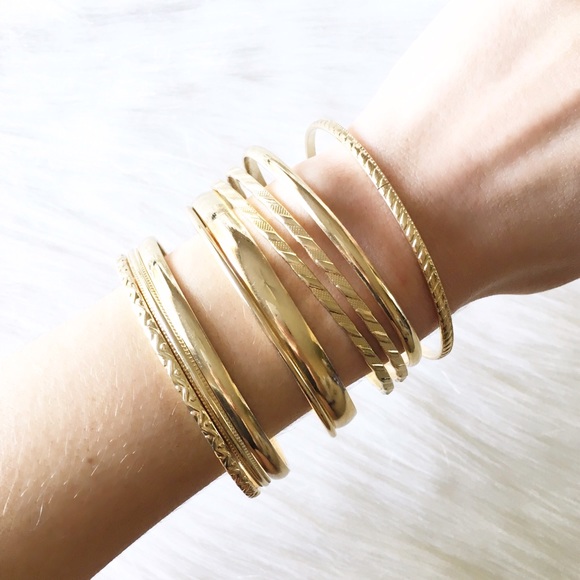 Jewelry - LAST ITEM gold tone bangle set