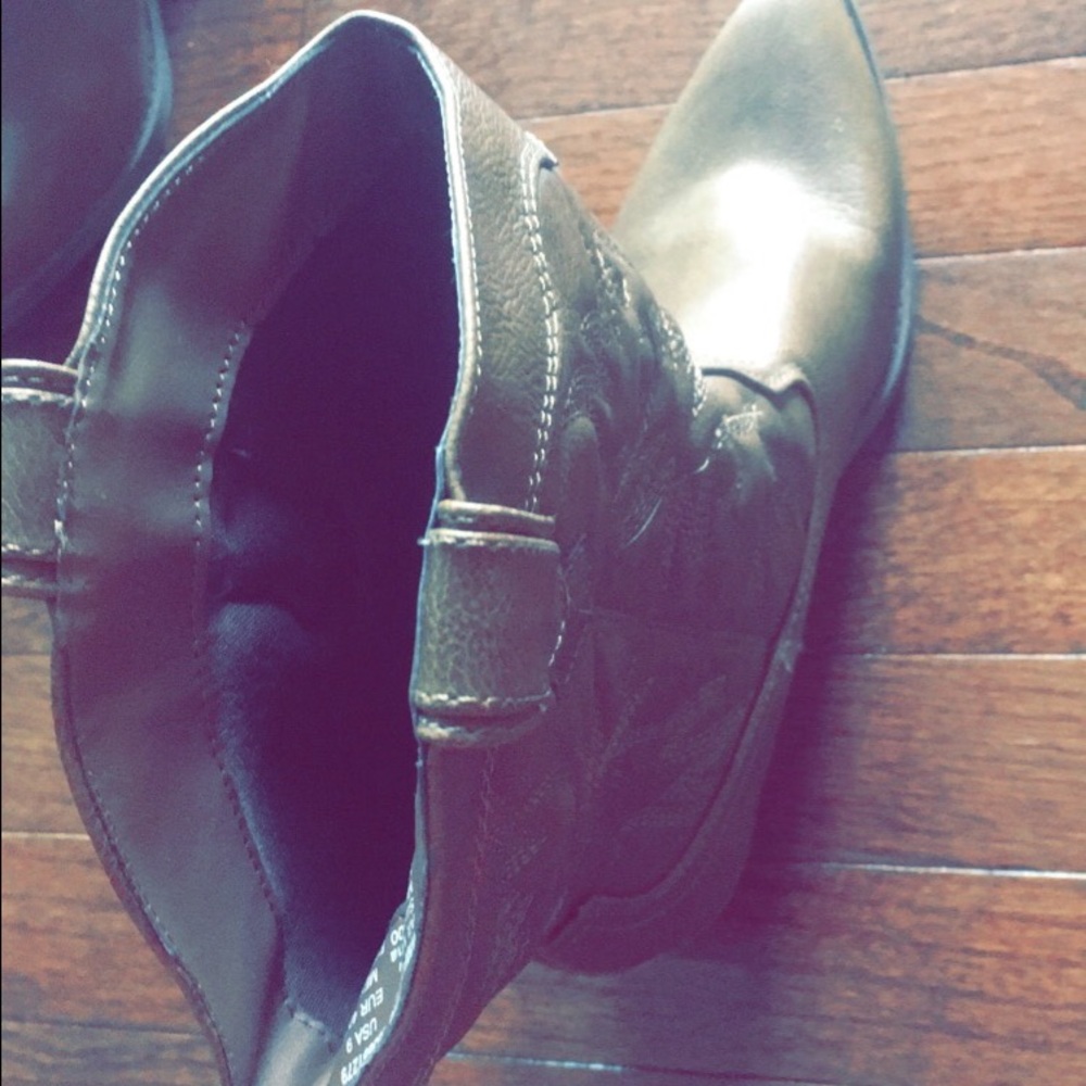 Beautiful brown never before worn cow boy boots