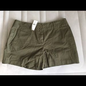 Olive green khaki shorts loft, size 4 NWT