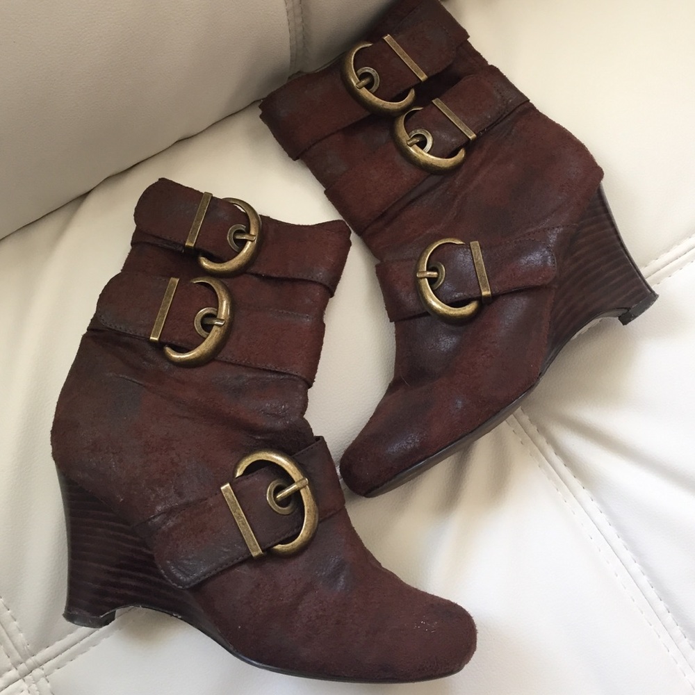 Brown buckle boots