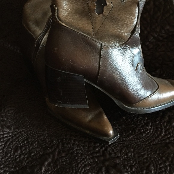 Fun and funky brown boots - Picture 2 of 4