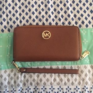 Sale! 🙌🏼 Michael Kors Leather Wallet