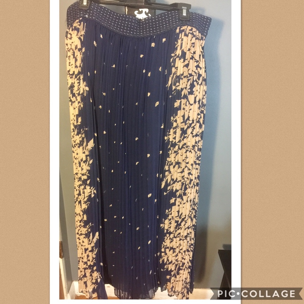Plus size pleated skirt