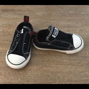 Converse size 6. Excellent condition. Velcro.