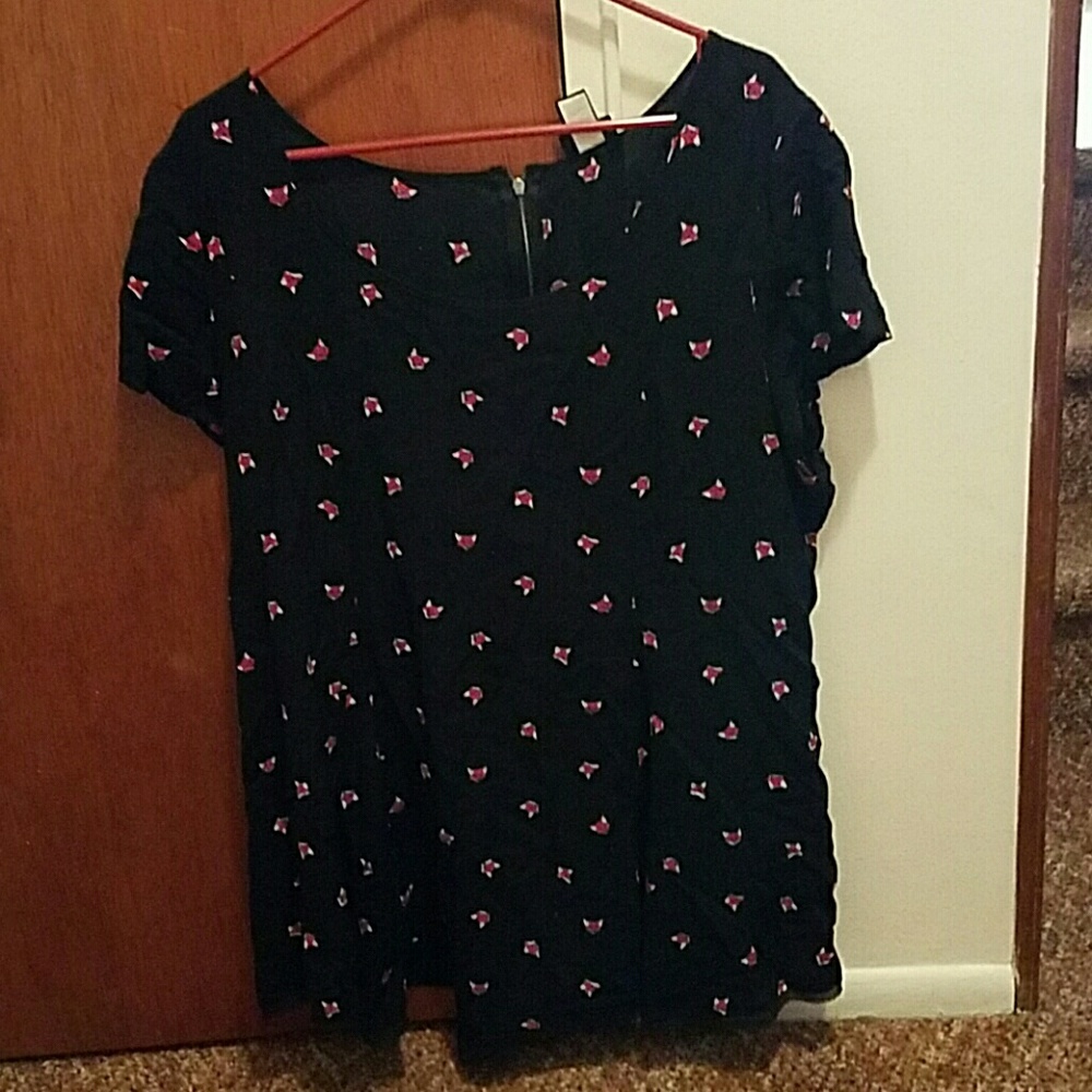 Black short sleeve shirt with cute design