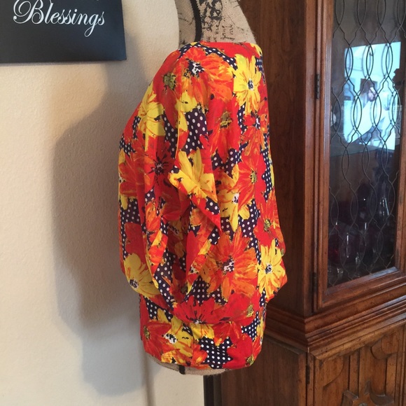 ✨SOLD✨floral Blouse - Picture 2 of 4