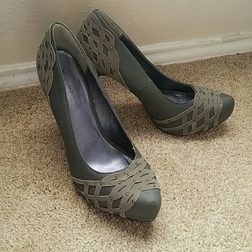Grey pumps