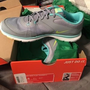 These are women's Nike flex trainer 5 sneakers.