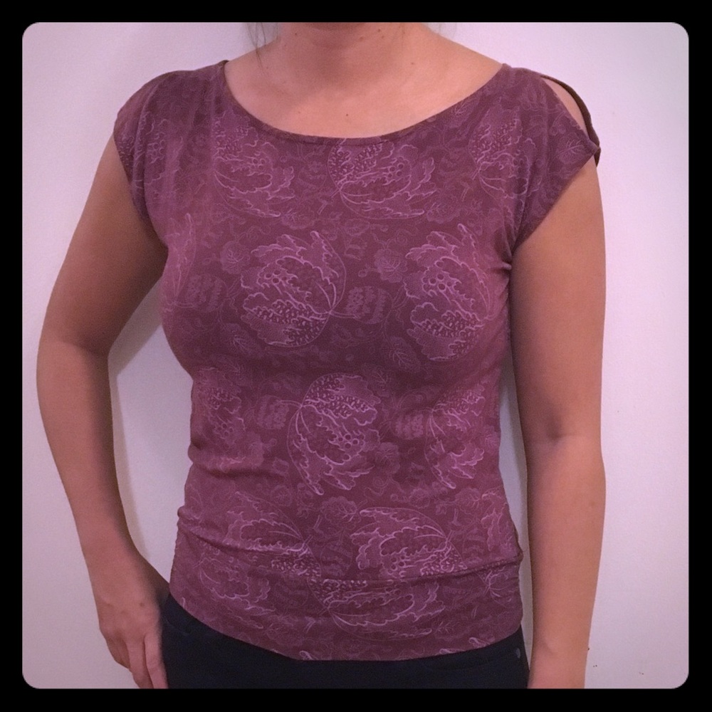 Gap dark pink patterned slit sleeve top