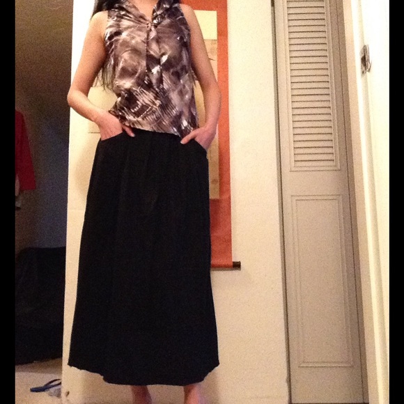 Bovati Milano Dresses & Skirts - Black Fall/Winter Skirt with 2 Side Pockets size 4