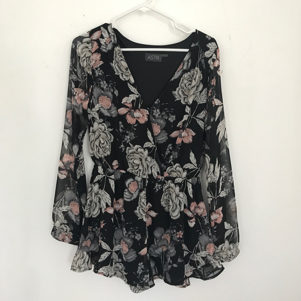 Nordstrom ASTR flutter wrap romper szM NWT