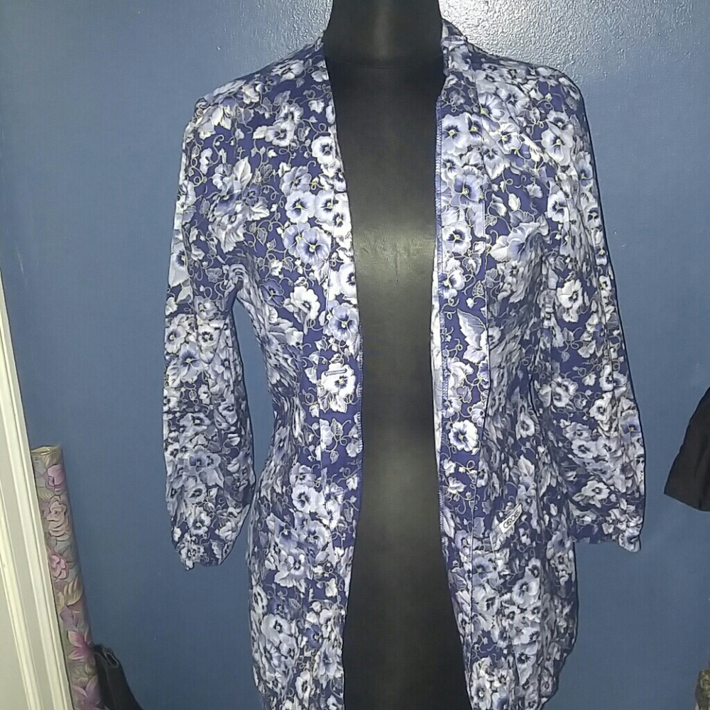 Cherokee Labcoat & Top - Picture 2 of 2