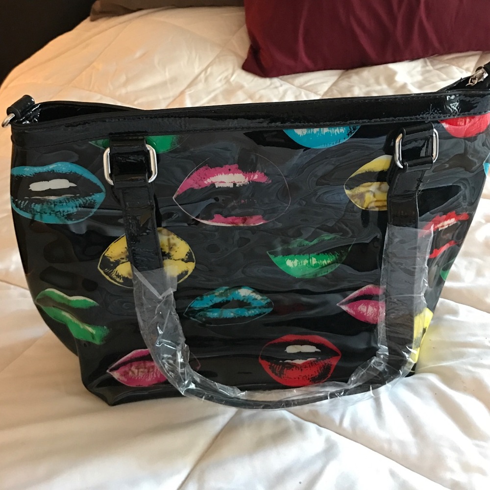 Lips purse