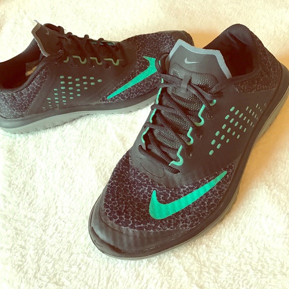 Nike Shoes - 💥1 HOUR SALE💥Women's Nike running shoes