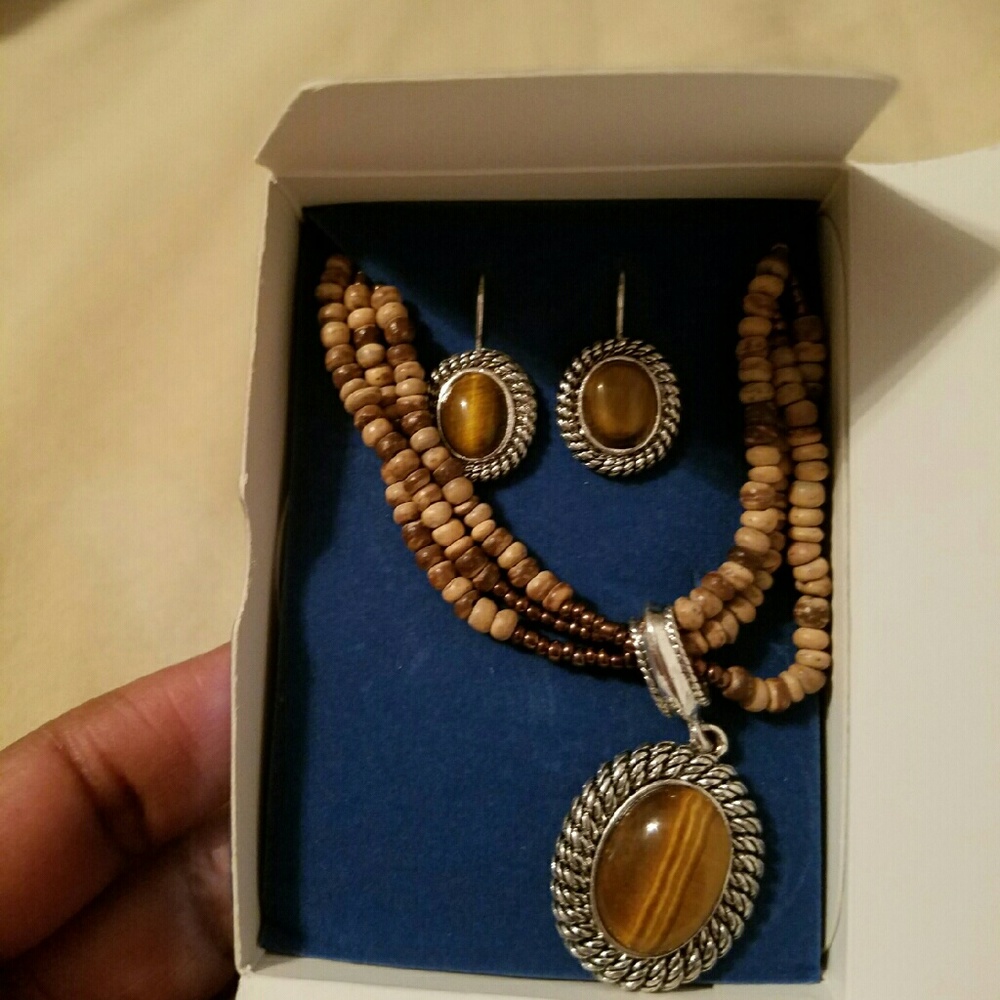 Necklace and earrings set