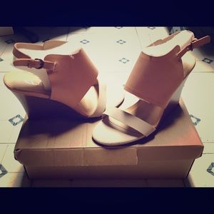 NWOT tan and nude sandals CL by Laundry