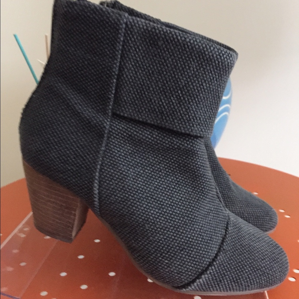 Comfy blue black canvas-like booties by Bucco!