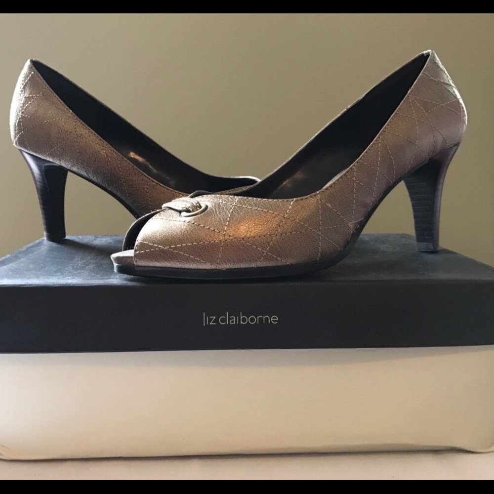 NWOT Liz Claiborne Gold Metallic heels