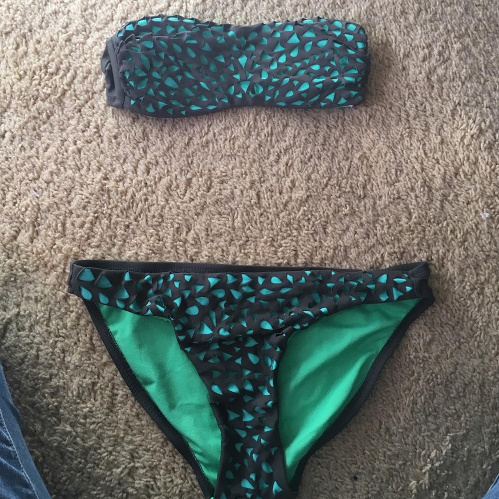 strapless bikini set (with attachable straps)