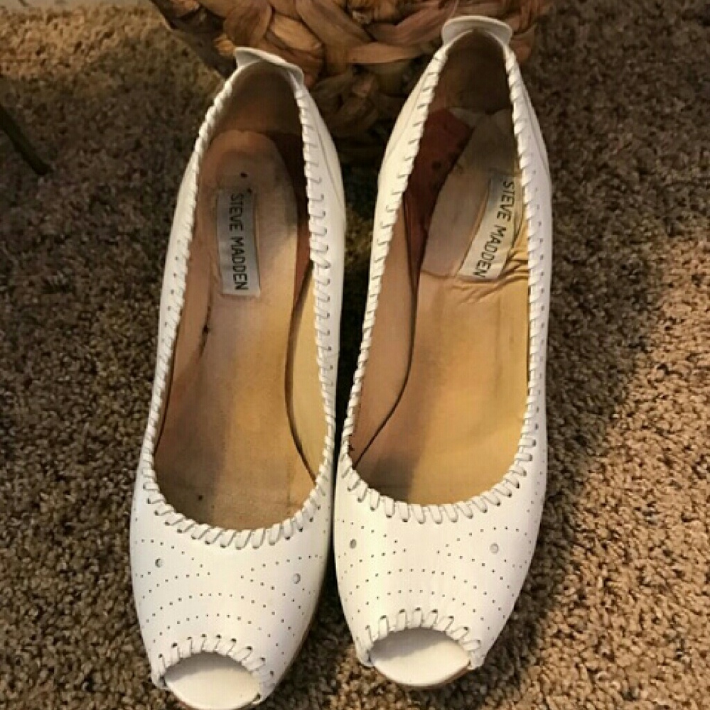 WHITE STEVE MADDEN SIZE 9 VERY LOVED SHOES