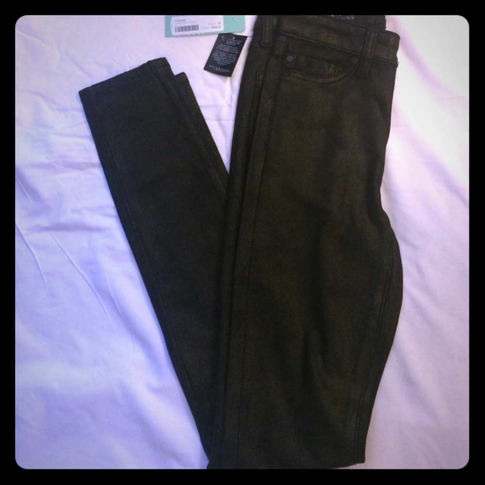 Black skinny pants.