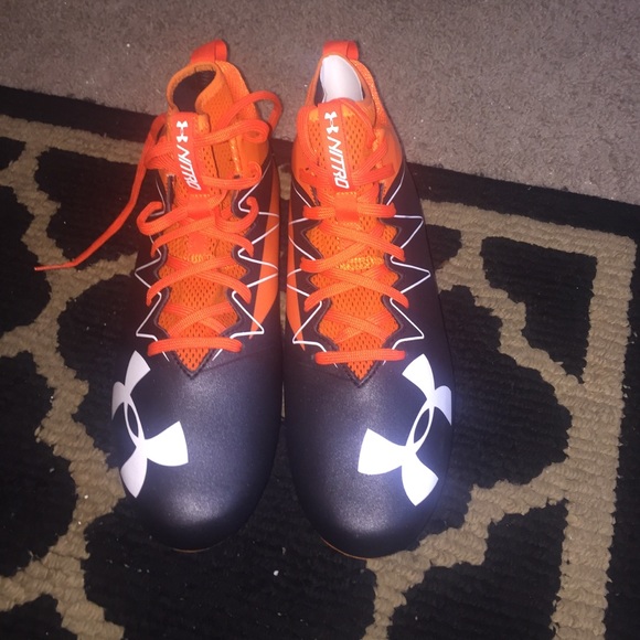 Football cleats - Picture 1 of 3