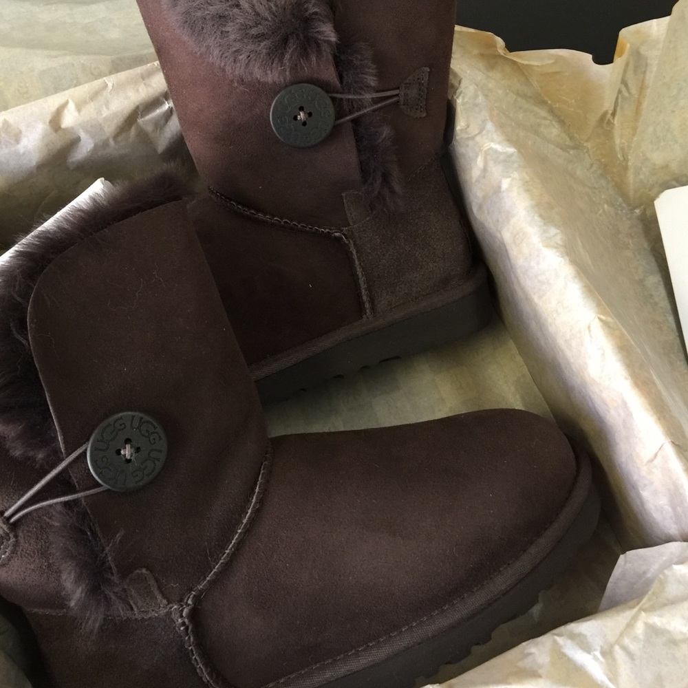 BIG SALE! UGG women bailey button chocolate size 5