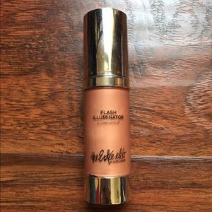 Estee Edit Flash Illuminator in "Sunlight."