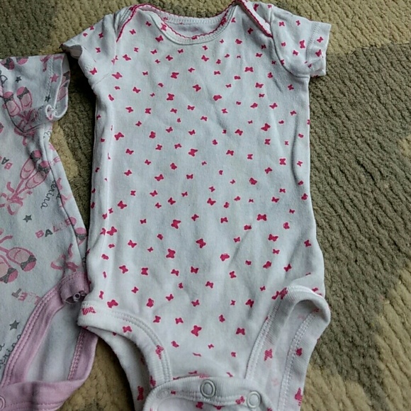 Lot of 3 Onesies - Picture 3 of 3