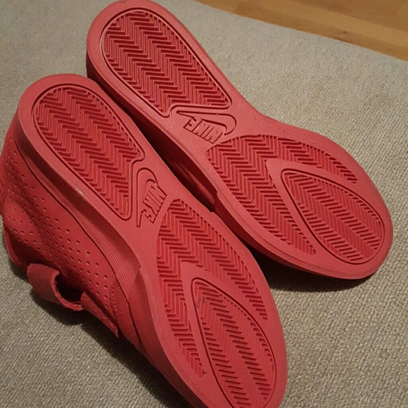 Red nike - Picture 2 of 4