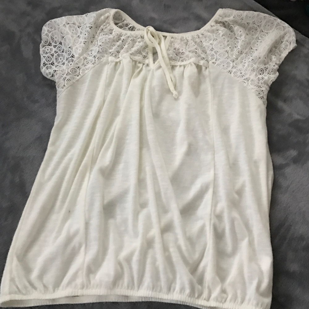 Cream colored top by no boundaries.