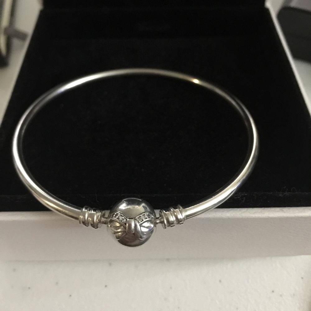 Pandora dainty bow limited edition bangle
